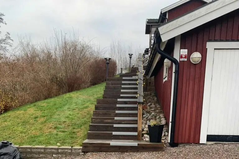 Halkskydd i trappa vid röd stuga