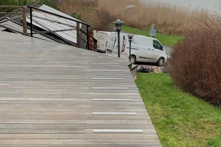 Halkskydd på träaltan med trappa