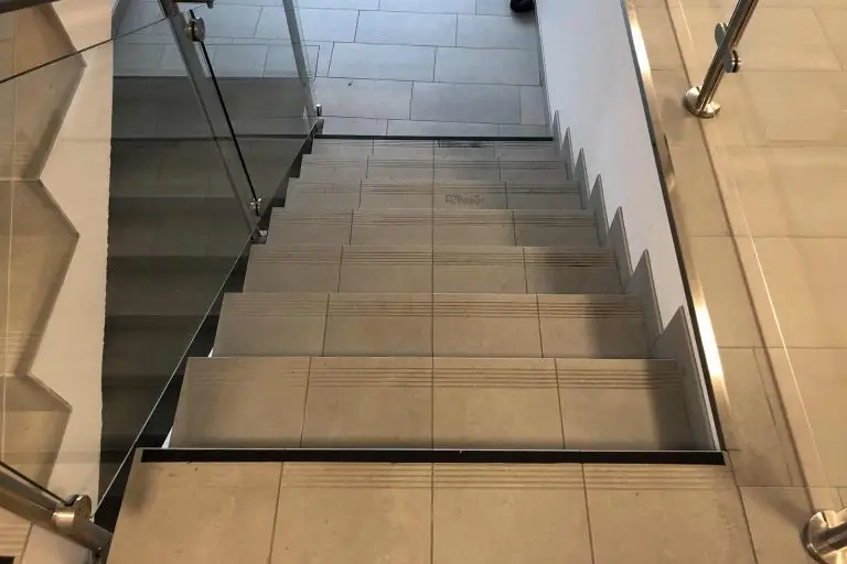 Halkskydd på stentrappa i ett trapphus