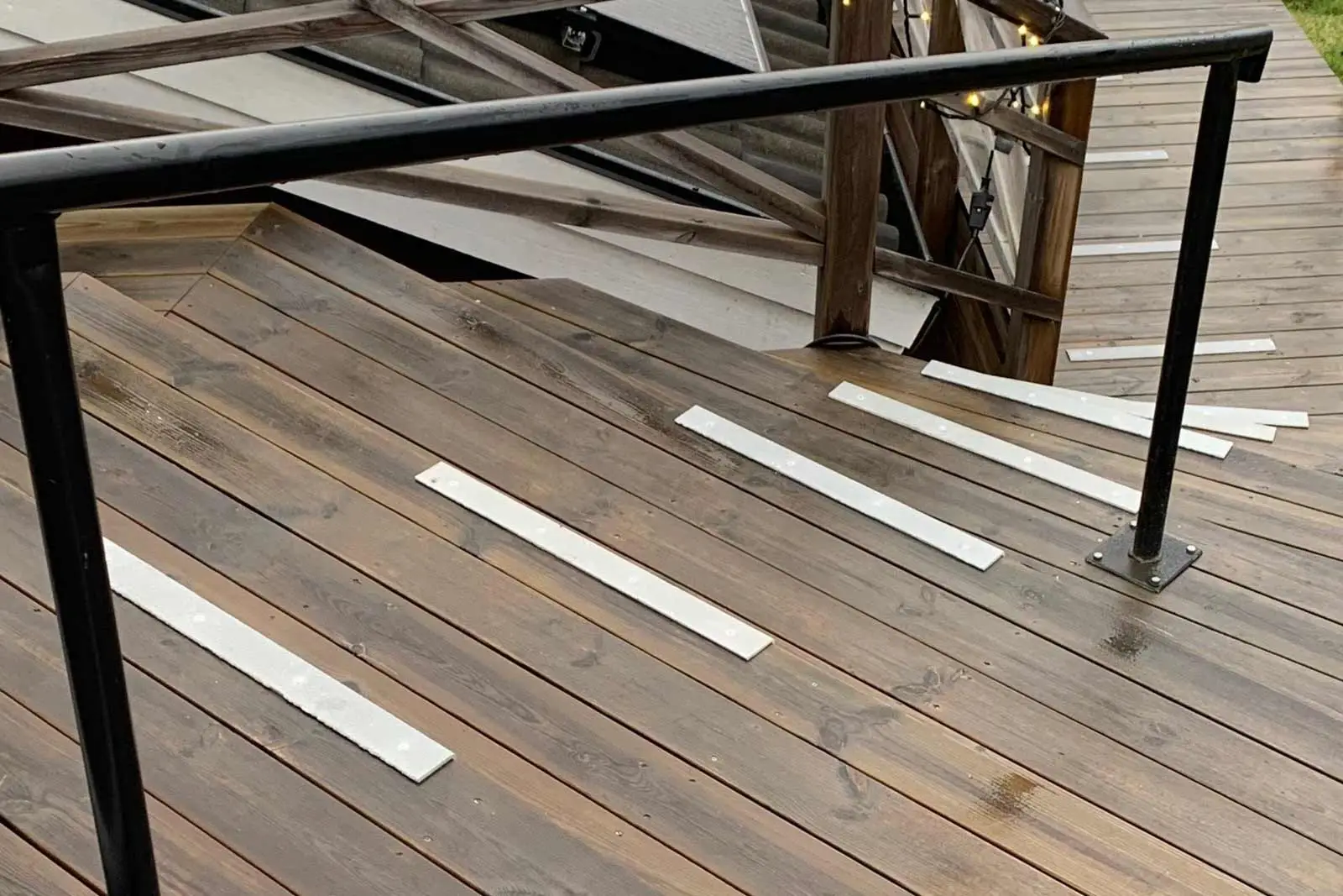 Professionellt halkskydd trappa för utomhus och inomhus från Taktil profil AB.