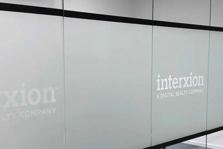 Dekorera fönster med frostad film – öka integritet och ljusinsläpp på kontor och skolor.