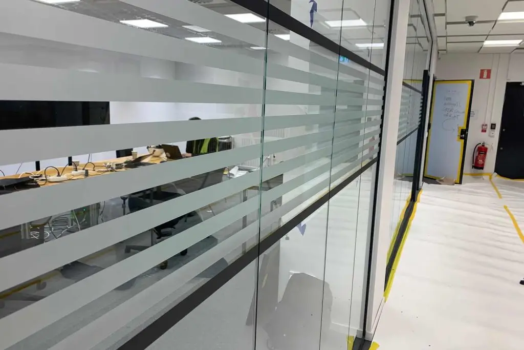 Fönsterfilm från Taktil profil AB – ökat insynsskydd och UV-skydd för hem och företag.