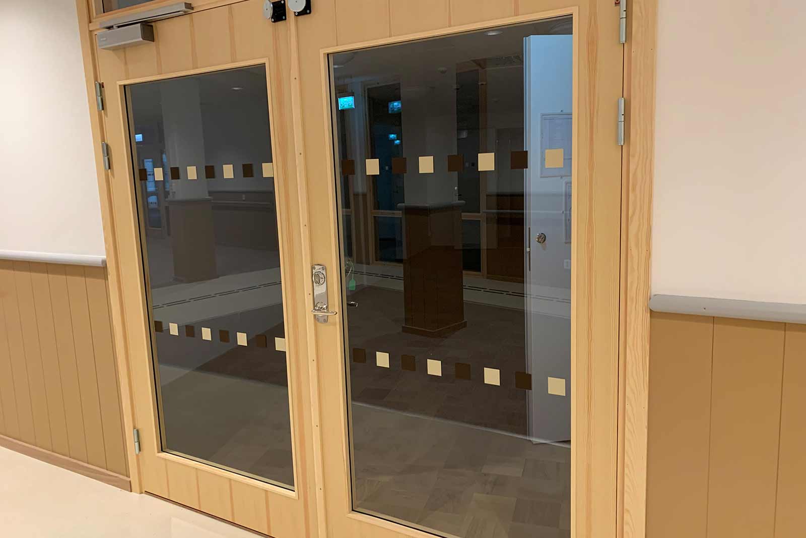 Kontrastmarkering dörr från Taktil profil AB – ökad säkerhet och tillgänglighet i offentliga miljöer.