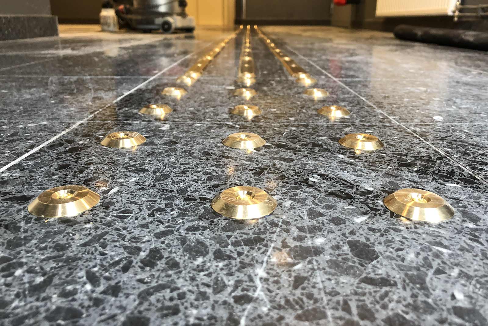 Taktila ledstråk från Taktil profil AB – för ökad tillgänglighet och säkerhet i alla miljöer. 