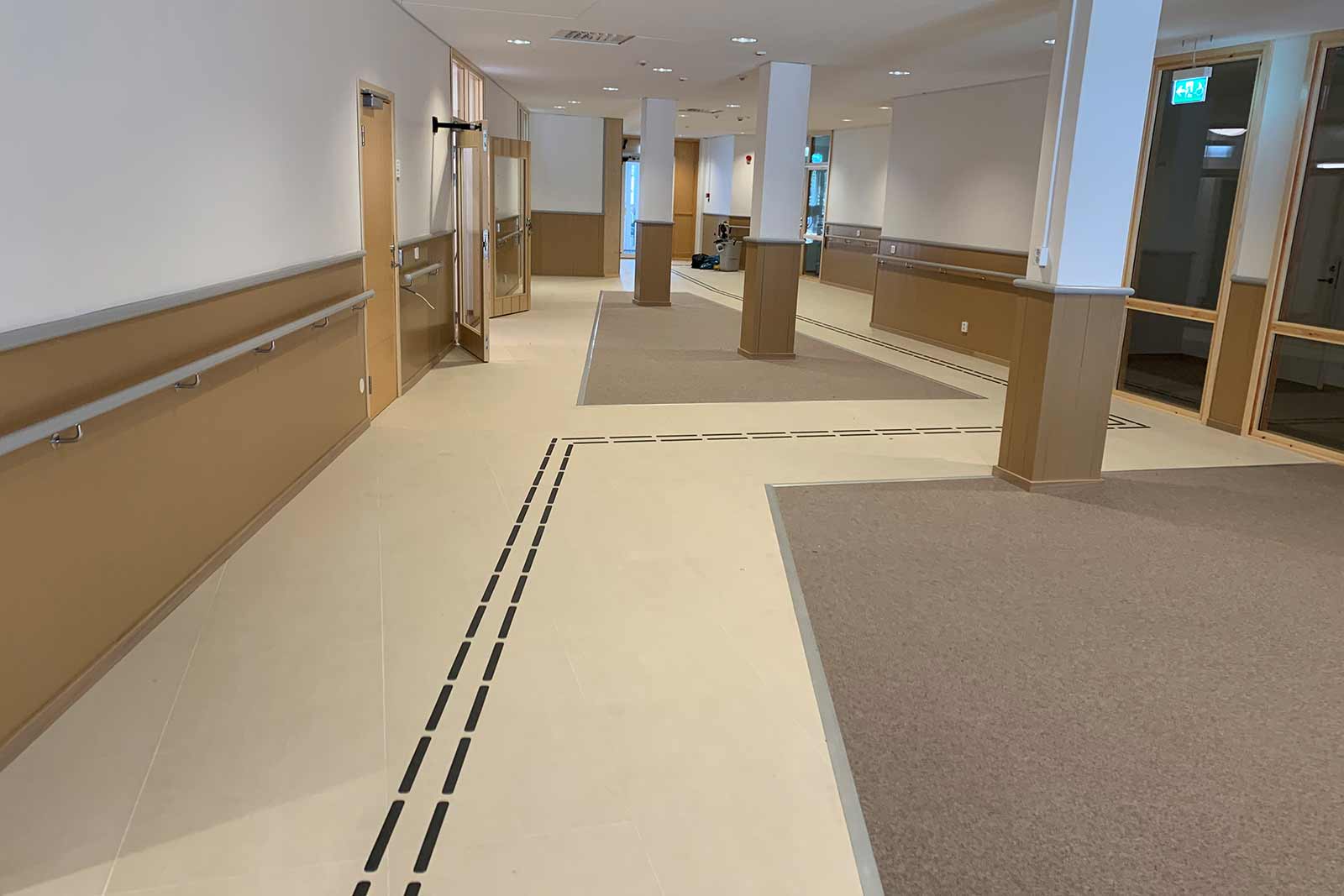 Taktila ledstråk från Taktil profil AB för ökad tillgänglighet i offentliga miljöer.