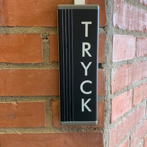 Svart armbågskontakt för dörröppning "TRYCK"