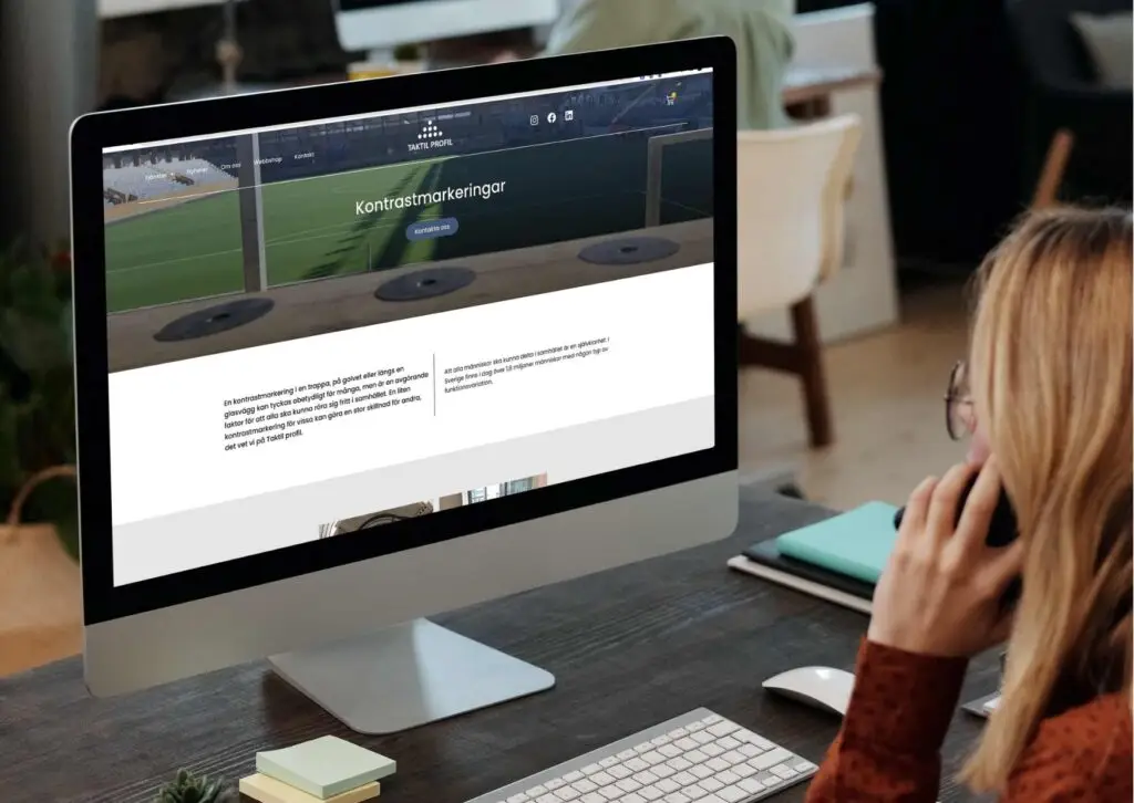 Datorskärm med Taktil Profils webbplats