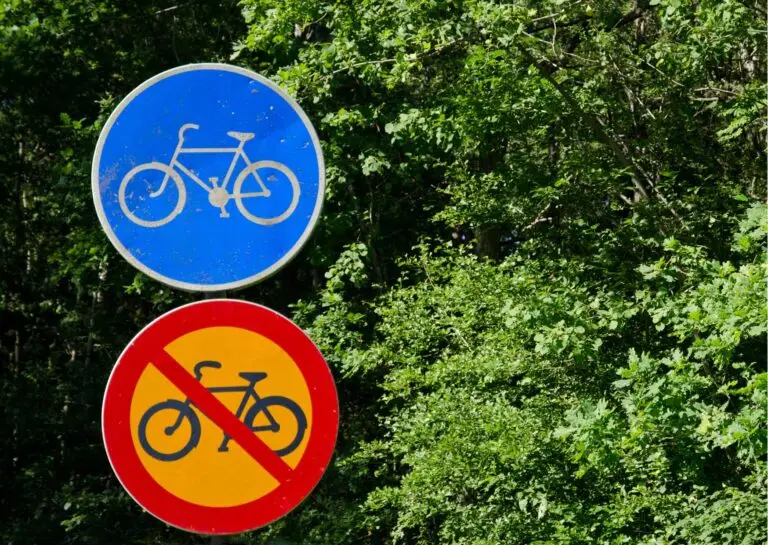 Vägskyltar cykling påbjudet och cykling förbjudet.