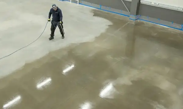 Betongförsegling från Taktil profil AB skyddar betongytor mot slitage och ökar säkerheten.